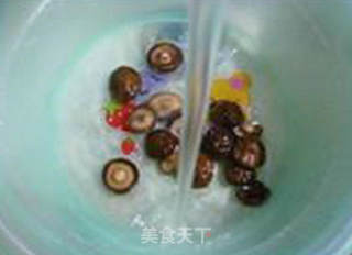 金钱菇青菜猪蹄汤的做法步骤：5