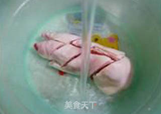 金钱菇青菜猪蹄汤的做法步骤：7