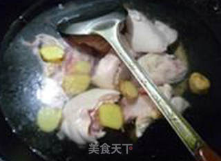 金钱菇青菜猪蹄汤的做法步骤：9