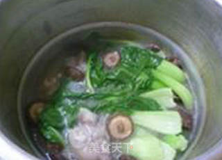 金钱菇青菜猪蹄汤的做法步骤：15