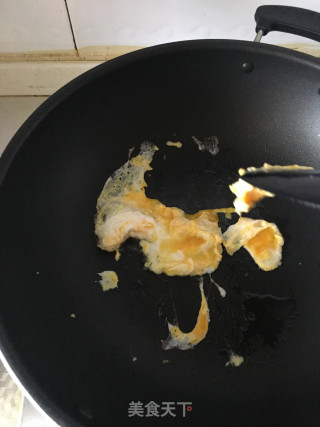鸡蛋泡菜培根炒饭的做法步骤：2