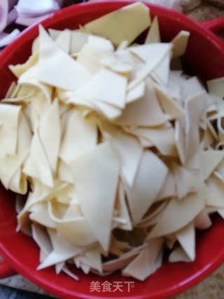 红烧肉豆皮炒圆葱的做法步骤：1