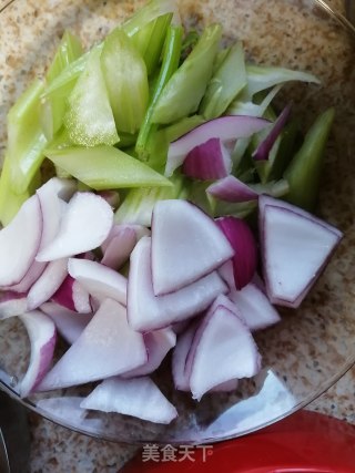 红烧肉豆皮炒圆葱的做法步骤：2