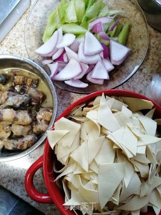 红烧肉豆皮炒圆葱的做法步骤：3