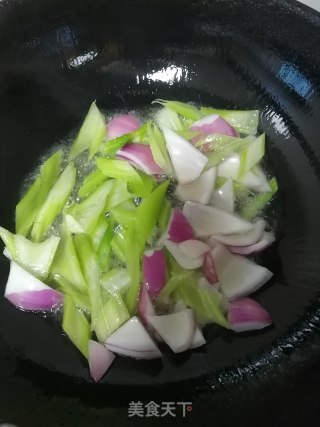 红烧肉豆皮炒圆葱的做法步骤：4