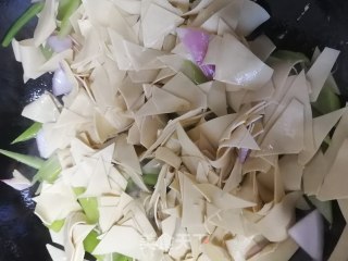 红烧肉豆皮炒圆葱的做法步骤：5
