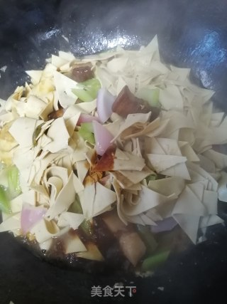 红烧肉豆皮炒圆葱的做法步骤：6