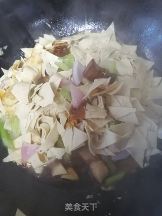 红烧肉豆皮炒圆葱的做法步骤：7