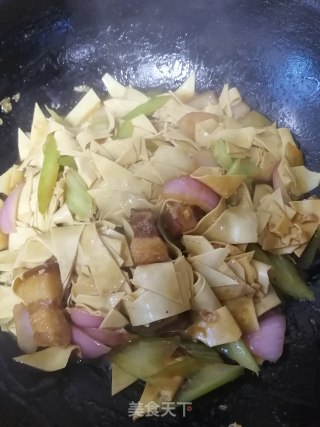 红烧肉豆皮炒圆葱的做法步骤：8