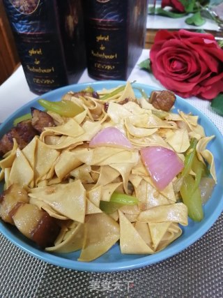 红烧肉豆皮炒圆葱的做法步骤：10