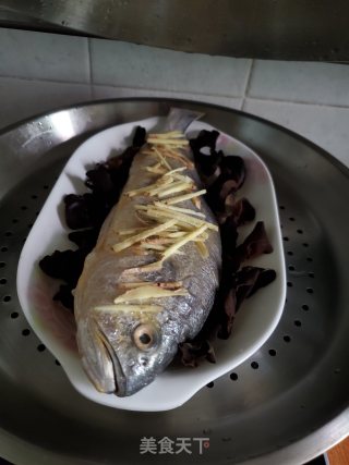 黑木耳蒸黄花鱼的做法步骤：4