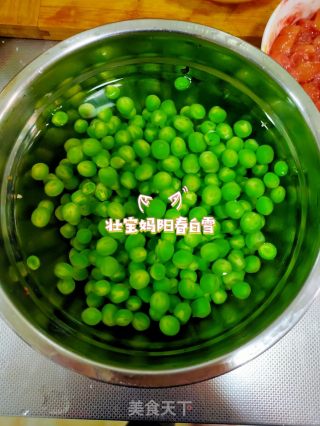 豌豆炒肉  青豆炒肉沫！新鲜豌豆炒鸡肉 ！全家都爱吃的营养简单快手菜！的做法步骤：1