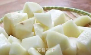 土豆炖排骨的做法步骤：1