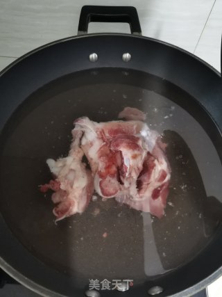 板栗香菇骨头汤的做法步骤：1