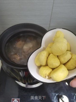 板栗香菇骨头汤的做法步骤：4