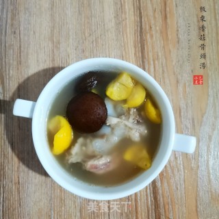板栗香菇骨头汤的做法步骤：6