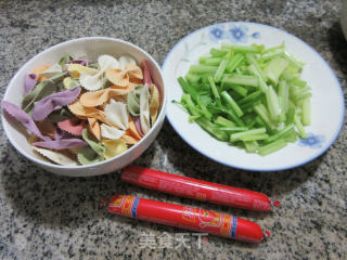 火腿肠芹菜蝴蝶面的做法步骤：1