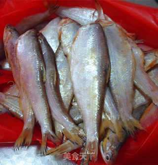 炸烹马口鱼的做法步骤：1