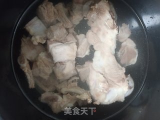 排骨汤的做法步骤：1