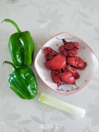 五香鸡肝炒青椒的做法步骤：1