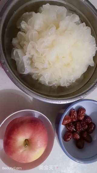 鲜银耳红枣羹的做法步骤：1