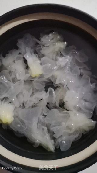 鲜银耳红枣羹的做法步骤：2