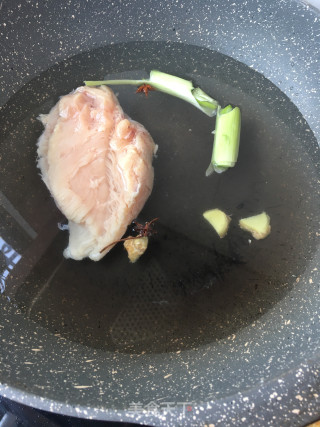 藤椒鸡胸肉的做法步骤：1