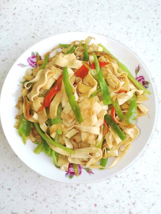青椒炒豆皮的做法步骤：6