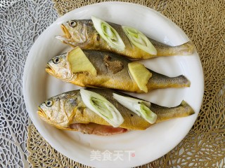 火麻仁香菇木耳黄花鱼的做法步骤：2