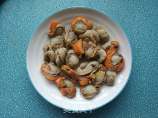 蒜蓉粉丝蒸扇贝肉的做法步骤：1