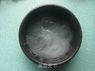 蒜蓉粉丝蒸扇贝肉的做法步骤：2