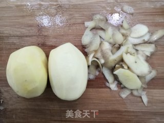 土豆焖鸡块的做法步骤：1