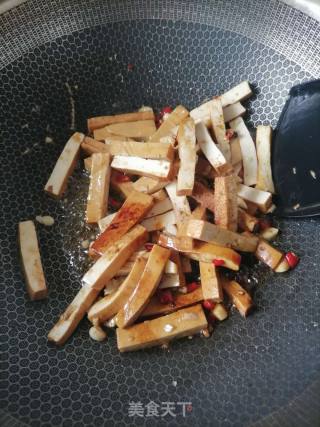 芹菜炒香干的做法步骤：4