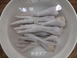 香辣鸡爪的做法步骤：1