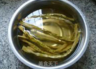 西葫芦野山笋凤爪汤的做法步骤：1