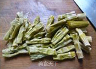 西葫芦野山笋凤爪汤的做法步骤：4