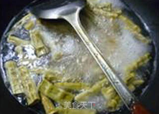 西葫芦野山笋凤爪汤的做法步骤：7
