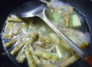 西葫芦野山笋凤爪汤的做法步骤：8
