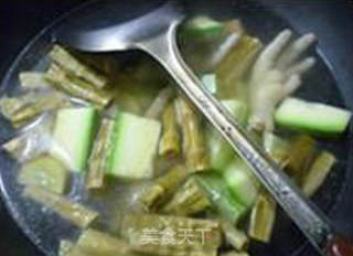 西葫芦野山笋凤爪汤的做法步骤：9