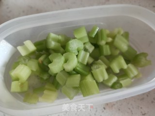 炝拌芹菜的做法步骤：1