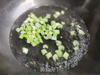 炝拌芹菜的做法步骤：2
