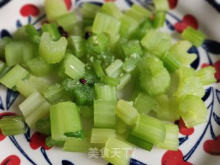 炝拌芹菜的做法步骤：5
