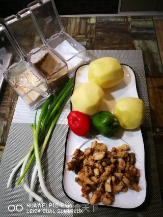 肉渣炒土豆丝，卷煎饼的绝配！的做法步骤：1