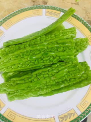 三鲜苦瓜的做法步骤：1