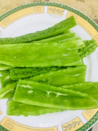 三鲜苦瓜的做法步骤：2