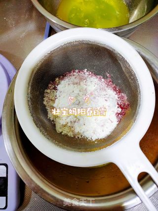 红丝绒戚风蛋糕！6寸戚风蛋糕胚！ 无泡打粉改良剂！在家轻松做出高颜值蓬松细腻的蛋糕的做法步骤：4