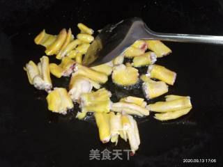 田螺鸭脚煲的做法步骤：10