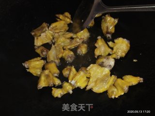 田螺鸭脚煲的做法步骤：11