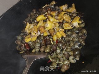 田螺鸭脚煲的做法步骤：15