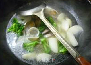 西兰花圆蛤萝卜汤的做法步骤：9